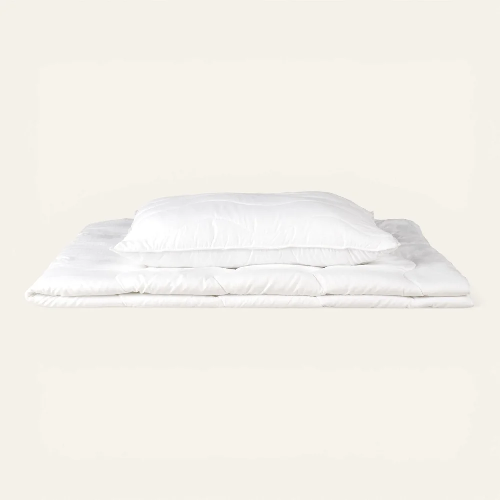 Helårs fiberdyne-/putesett hvit – 140×200 cm v:1315012 Helårs fiberdyne-/putesett hvit – 140×200 cm v:1315012