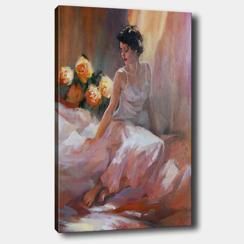 Lerretsbilde 70x100 cm - Kvinne i hvit kjole som sitter avslappet med roser i bakgrunnen v:3066614